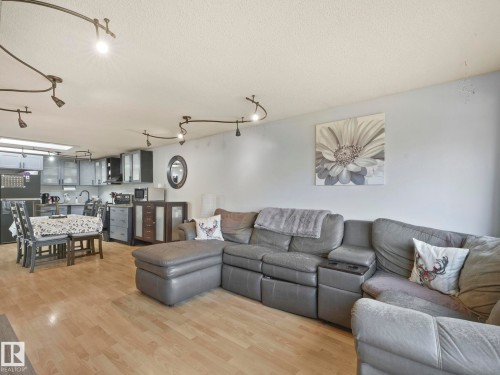 429 Westview Close, Edmonton, AB - Indoor Photo Showing Living Room