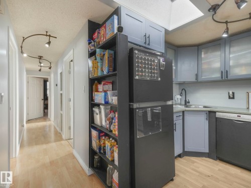 429 Westview Close, Edmonton, AB - Indoor Photo Showing Kitchen