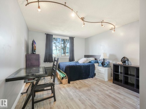 429 Westview Close, Edmonton, AB - Indoor Photo Showing Bedroom