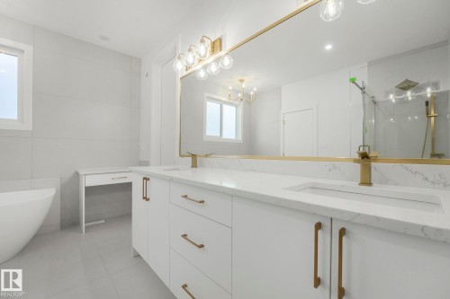 1 Birkshire Crescent, Sherwood Park, AB - Indoor Photo Showing Bathroom