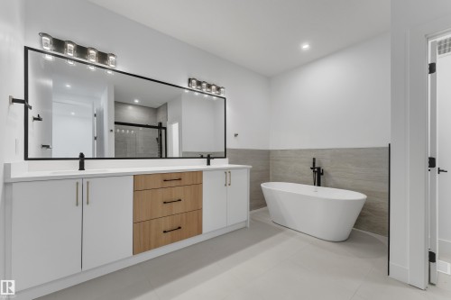 752 Astoria Way, Devon, AB - Indoor Photo Showing Bathroom