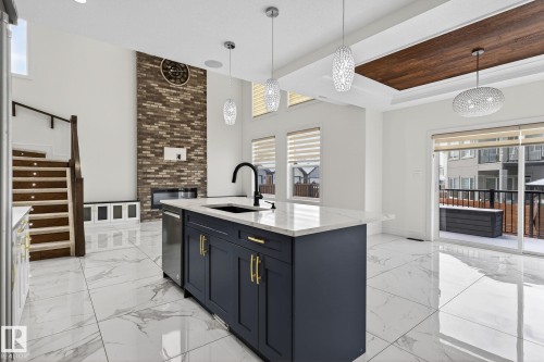 228 36 St Sw, Edmonton, AB - Indoor Photo Showing Kitchen