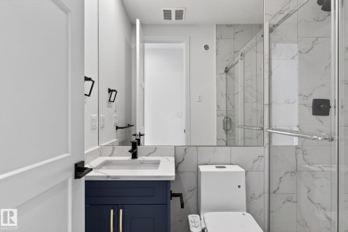 228 36 St Sw, Edmonton, AB - Indoor Photo Showing Bathroom
