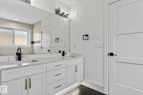 228 36 St Sw, Edmonton, AB - Indoor Photo Showing Bathroom