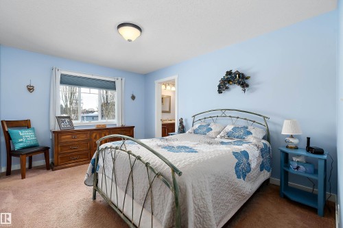 2 300 Queen Street, Spruce Grove, AB - Indoor Photo Showing Bedroom