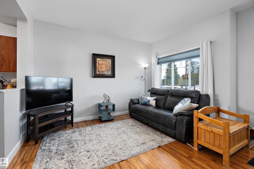 2 300 Queen Street, Spruce Grove, AB - Indoor Photo Showing Living Room