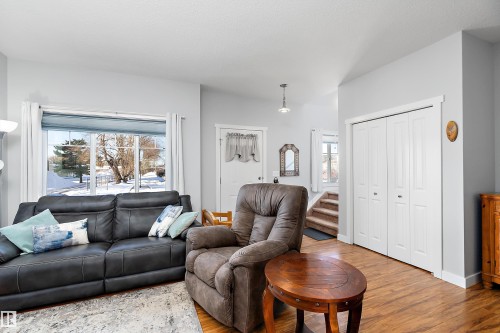 2 300 Queen Street, Spruce Grove, AB - Indoor Photo Showing Living Room