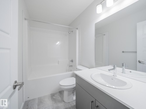 4631 Kinsella Landing, Edmonton, AB - Indoor Photo Showing Bathroom