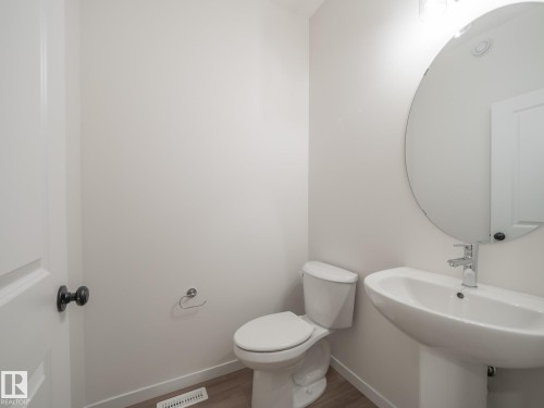 4625 Kinsella Landing, Edmonton, AB - Indoor Photo Showing Bathroom