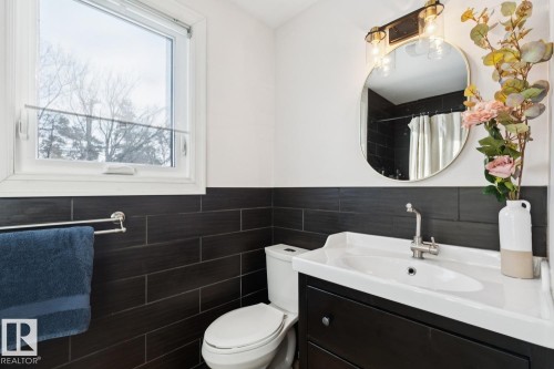 7601 91 Avenue, Edmonton, AB - Indoor Photo Showing Bathroom