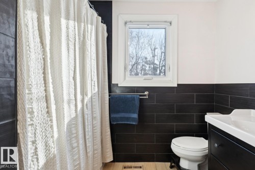 7601 91 Avenue, Edmonton, AB - Indoor Photo Showing Bathroom