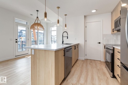 40 16231 19 Avenue, Edmonton, AB - Indoor Photo Showing Kitchen With Upgraded Kitchen