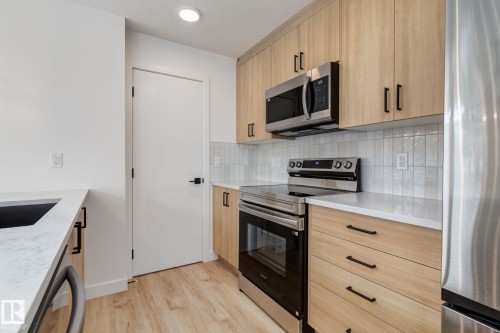 40 16231 19 Avenue, Edmonton, AB - Indoor Photo Showing Kitchen