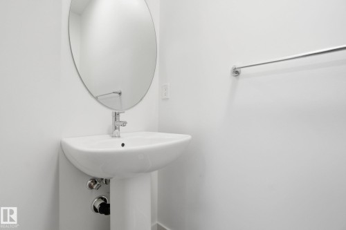 19 5122 213A Street, Edmonton, AB - Indoor Photo Showing Bathroom