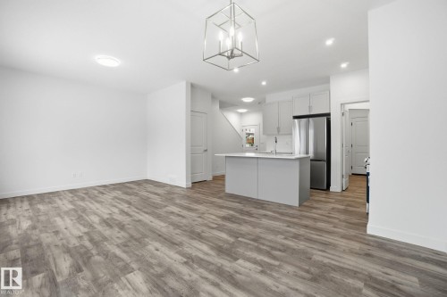 5 5122 213A Street Nw, Edmonton, AB - Indoor Photo Showing Kitchen