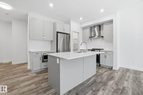 5 5122 213A Street Nw, Edmonton, AB - Indoor Photo Showing Kitchen With Upgraded Kitchen