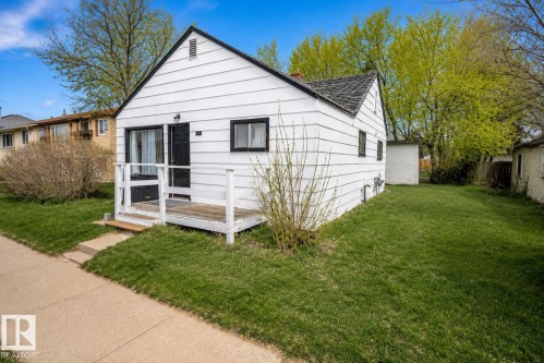 White exterior siding with black trim accents and a gray shingled roof - 4922 47 Ave, St. Paul Town, AB - Outdoor