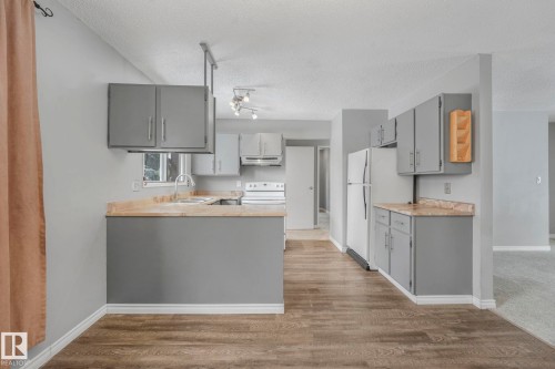 6411 12 Avenue, Edmonton, AB - Indoor Photo Showing Kitchen