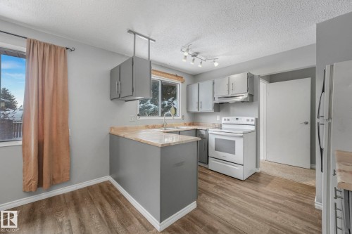 6411 12 Avenue, Edmonton, AB - Indoor Photo Showing Kitchen