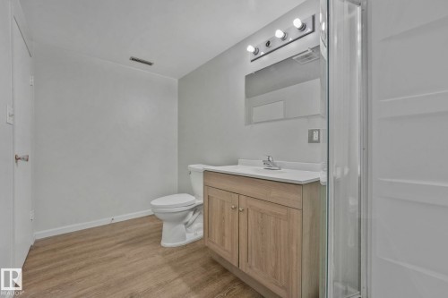 6411 12 Avenue, Edmonton, AB - Indoor Photo Showing Bathroom