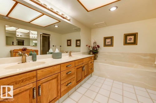 1403 11503 100 Avenue, Edmonton, AB - Indoor Photo Showing Bathroom