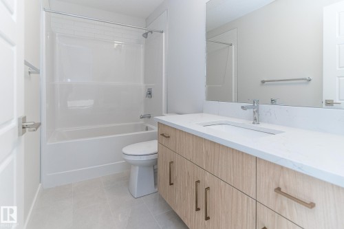 19004 20 Avenue, Edmonton, AB - Indoor Photo Showing Bathroom