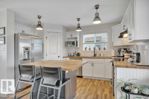 2464 Austin Crescent, Edmonton, AB - Indoor Photo Showing Kitchen With Upgraded Kitchen