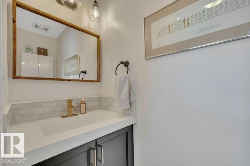 2464 Austin Crescent, Edmonton, AB - Indoor Photo Showing Bathroom
