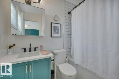 2464 Austin Crescent, Edmonton, AB - Indoor Photo Showing Bathroom