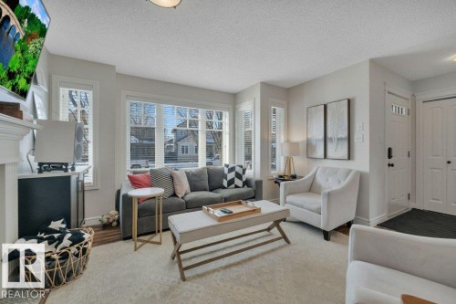 2464 Austin Crescent, Edmonton, AB - Indoor Photo Showing Living Room