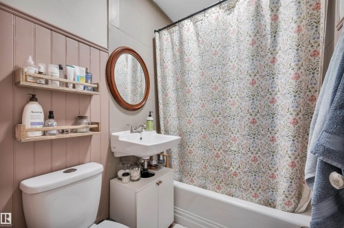 11109 81 Avenue, Edmonton, AB - Indoor Photo Showing Bathroom