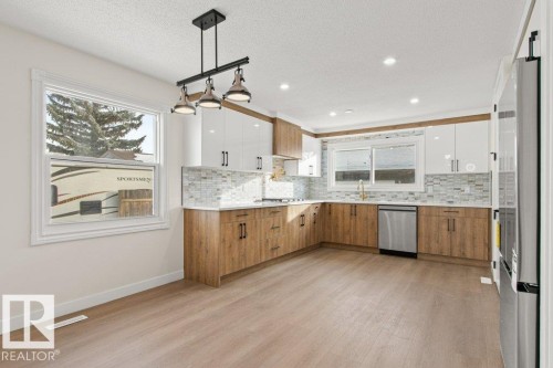 3043 142 Avenue, Edmonton, AB - Indoor Photo Showing Kitchen With Upgraded Kitchen