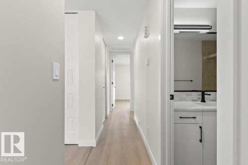 3043 142 Avenue, Edmonton, AB - Indoor Photo Showing Other Room