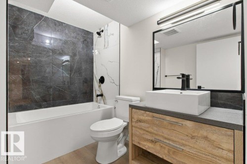 3043 142 Avenue, Edmonton, AB - Indoor Photo Showing Bathroom