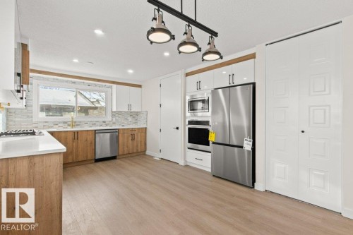 3043 142 Avenue, Edmonton, AB - Indoor Photo Showing Kitchen