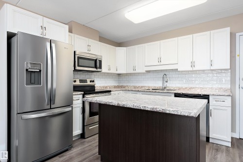 #206 4002 47 St, Drayton Valley, AB - Indoor Photo Showing Kitchen With Upgraded Kitchen