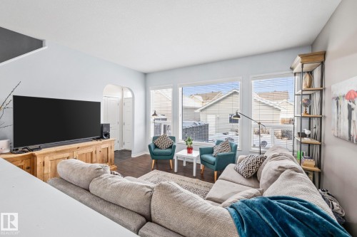 7020 22 Avenue Sw, Edmonton, AB - Indoor Photo Showing Living Room