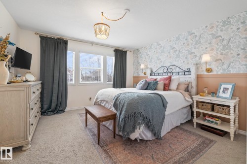 7020 22 Avenue Sw, Edmonton, AB - Indoor Photo Showing Bedroom