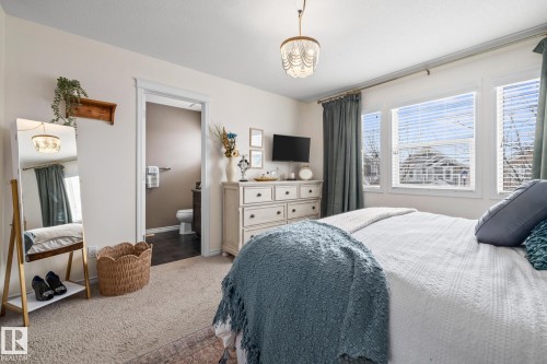 7020 22 Avenue Sw, Edmonton, AB - Indoor Photo Showing Bedroom