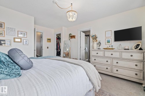 7020 22 Avenue Sw, Edmonton, AB - Indoor Photo Showing Bedroom