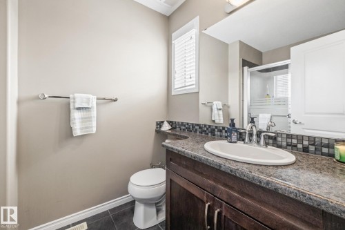 7020 22 Avenue Sw, Edmonton, AB - Indoor Photo Showing Bathroom