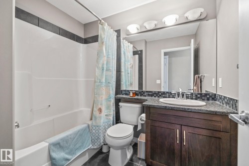 7020 22 Avenue Sw, Edmonton, AB - Indoor Photo Showing Bathroom