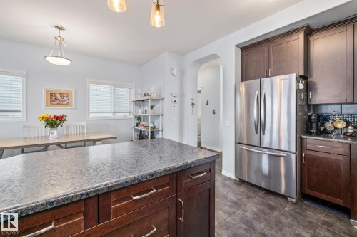 7020 22 Avenue Sw, Edmonton, AB - Indoor Photo Showing Kitchen