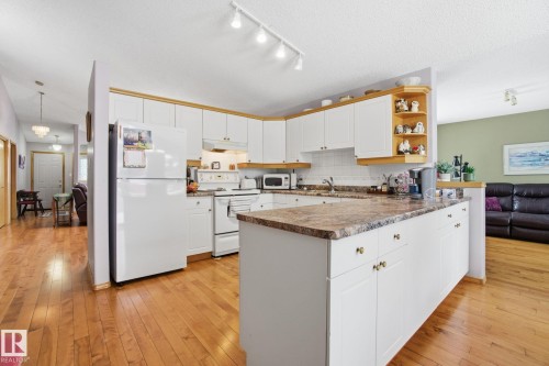 8 9731 174 Street, Edmonton, AB - Indoor Photo Showing Kitchen