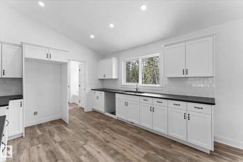 311 55504 Rr 13, Rural Lac Ste. Anne County, AB - Indoor Photo Showing Kitchen