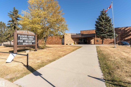 View of home's community with a yard - 2349 Millbourne Road W, Edmonton, AB - Outdoor