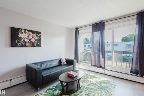 307 11415 41 Avenue, Edmonton, AB - Indoor Photo Showing Living Room