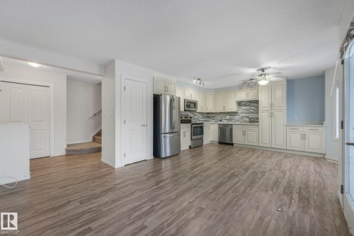 2 11813 43 Street, Edmonton, AB - Indoor Photo Showing Kitchen With Stainless Steel Kitchen