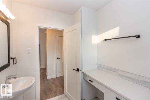 10536 76 Street, Edmonton, AB - Indoor Photo Showing Bathroom