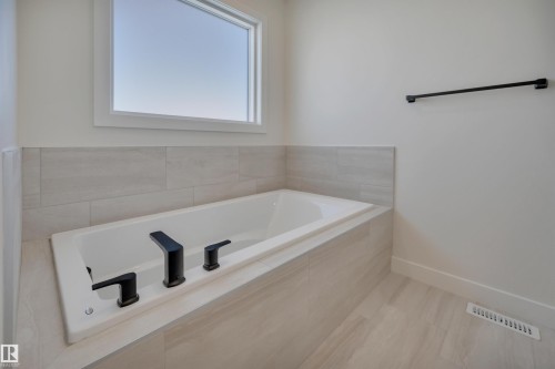 22518 87A Avenue, Edmonton, AB - Indoor Photo Showing Bathroom